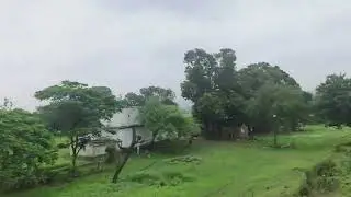 12653 तमिलनाडु संपर्क क्रांति एक्सप्रेस || अपनी तूफानी रफ्तार में भारी बारिश को चीरती हुई