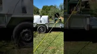 Полевые работы в деревне. Опрыскивание маслин. март