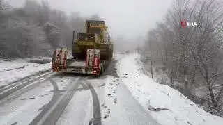 Karda kayan tır yolu trafiğe kapattı