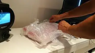 Retro console unboxing video, the Amiga A600 is back.