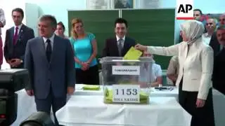 Current Turkish President Abdullah Gul votes in election
