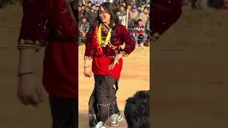 मलाई लाउरेले लैना केरे भन्दै भलिबल रेफ्रि सँग गुनासो गर्दै ।
