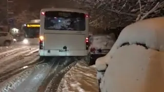 Автобус на градския транспорт помете коли в София (ВИДЕО) (20.01.2016г.)