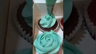 2D piping 💙 #cupcake #cupcakes #wilton2d #cupcakepiping