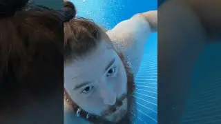 Unge testet neues Smartphone im Pool - Vlog 4 | #hochformat