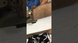 R&eacute;alisation d'un sac de frappe de boxe tout en cuir &agrave; l'atelier.