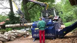 Tajfun RCA 480 am Valtra mit Forstkran - schafft auch dickes astiges Holz