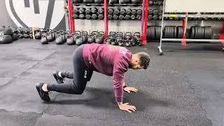 Beat plank shoulder taps