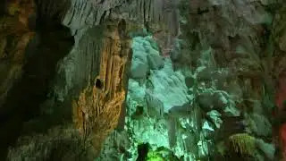 VIETNAM Dong Thien Cung cave (Halong Bay)