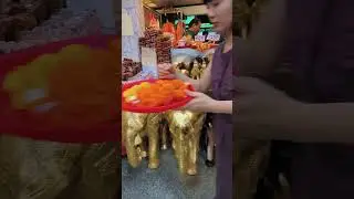 Am Erawan Schrein, Bangkok.Zum Gebet tanzt eine Gruppe von Frauen und singt ein traditionelles Lied 