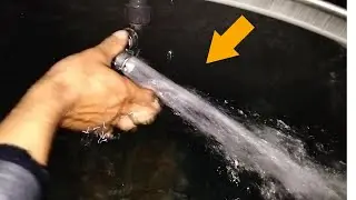 Vista de cerca del proceso de sustitución del flotador de agua.