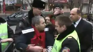 Poliţia arestează protestari paşnici chiar &icirc;n faţa PG