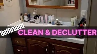 CLEAN WITH ME // BATHROOM CLEAN AND DECLUTTER 2021