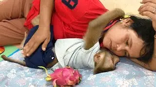 Smart Jason $oftly Hugged Neck Invite Mom To Comfy Nap Don't Leave