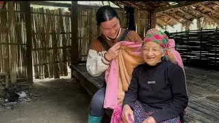 A single mother bought a poor old woman a new warm coat. The old woman was very touched