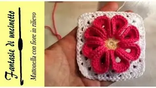Mattonella con fiore in rilievo