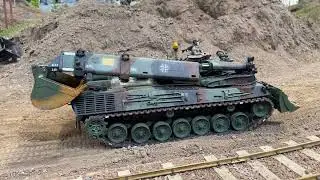 Faszination Modellbau 2025: Pionierpanzer 2A1 Dachs der Bundeswehr auf der Fahrt zum Einsatz