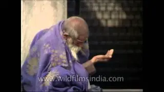 An old beggar on the streets of Delhi