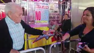 Señor de 85 años se sube al juego mecánico de más adrenalina en la Feria León 2019