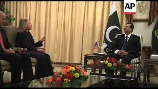 Clinton arrives in Pakistan, meets Pakistan PM