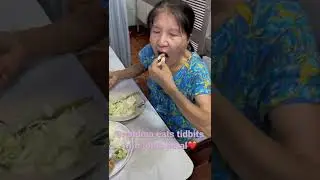 Grandma eats tidbits with lotus petals🌷💗💕