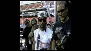 Triumph The Insult Comic Dog with Bon Jovi (2001) - Hassling The Roadies/ Checking The Set List