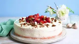 Cremiger Philadelphia Cheesecake mit Erdbeeren und Crunch