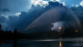 ⚡💦 Lightning Strikes a High-Pressure Water Jet: An Electrifying Moment