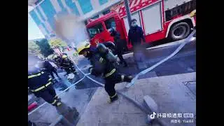 A Chinese food delivery person found a fire while delivering food and then started to put it out