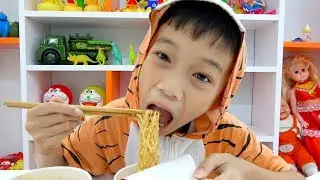 Kids Costume Runway Show! Snow White Pretend Play Pororo Noodle Family Fun For Kids