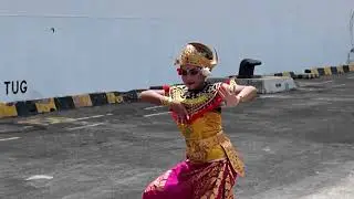 Norwegian Spirit welcome to Bali performance. Amazing dancer. 