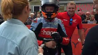 Радость после вечеринки 🇮🇲 Arai Parade Lap стильно финиширует на Isle of Man TT 2024