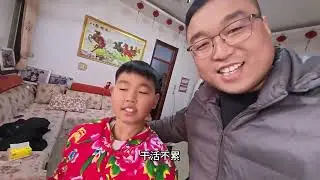 父母不舒服，杨总和媳妇分头行动，爷俩回老家炒鸡蒸豆腐卷，加油