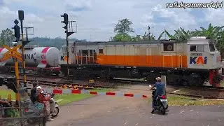 Railroad Crossing In Indonesia | Kompilasi Kereta Api Di Palang Pintu Perlintasan Kereta Api 2026