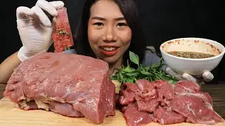 Eating beef raw with chili sauce - Mukbang beef raw with chili sauce