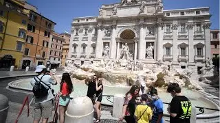 Heatwave in Europe - Temperature soars in Rome, Italy as tourists look for ways to cool off