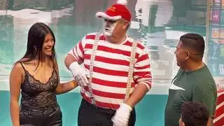 Tom got distracted! 😂 Tom mime SeaWorld #tomthemime #seaworldmime #funny