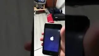 Booting up iPod touch 4th generation in 2025 #ipods #appleproduct #ipodtouch