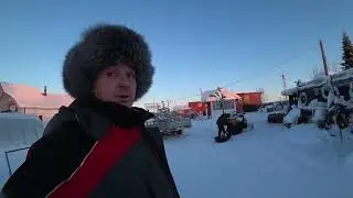 Брат не может вытащить налима из майны. Ловля налим продолжается.
