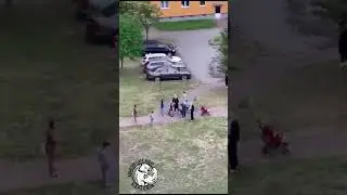 Fachkraft stellt die Verh&auml;ltnisse im &ouml;ffentlichen Raum klar