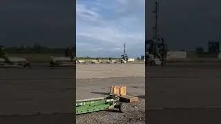Сразу четыре боеприпаса УМПБ Д-30СН едут паровозиком подвешиваться для сброса на позиции противника