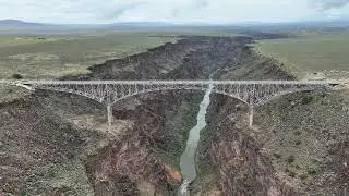 RIO GRANDE GORGE BRIDGE, NEW MEXICO, DRONE PULLAWAY  4K