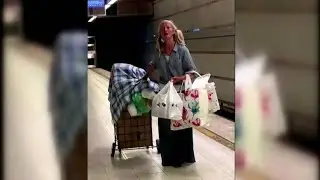 Obdachlose Frau singt am U-Bahnsteig aus Puccini-Oper