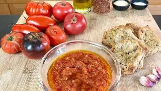 Compotée de tomates confites et pain à l'ail pour l'apéro
