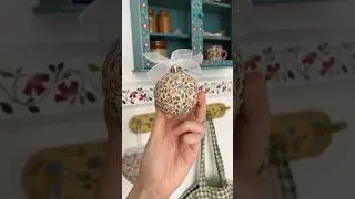 DIY papier-m&acirc;ch&eacute; baubles 🎄#diy #christmas #christmascrafts #baubles #handpainted #whimsicalart #art