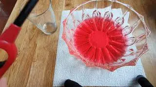 Teelicht unter einem Glas im Wasser
