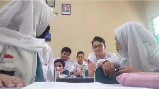sedang memperhatikan pelajaran dengan serius sekali