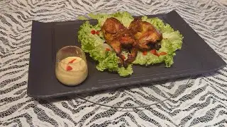 Cailles à la moutarde sur un nid de Batavia.Quail with mustard on a nest in Batavia.