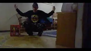 Видео с говорящей надувной фигуркой Гринча Джемми со снежком.