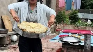 我远嫁山东威海，放暑假都是回安徽老家看老爸， 今天我和老爸两个人吃土豆和豆角的菜包子